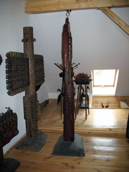 image of a wooden sculpture commemorating the 1940 Katyn and Starobielsk massacre of Polish POWs by the Soviets